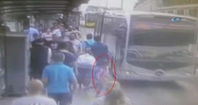 Arkadaşıyla Şakalaşırken Metrobüs Yoluna Atladı: O Anlar Kamerada