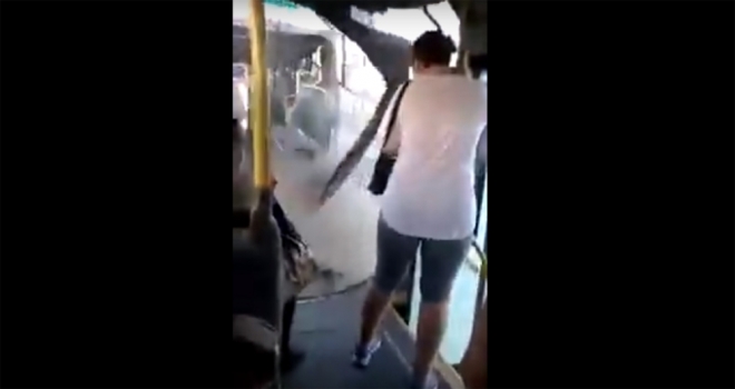 Otobüs Seyir Halindeyken İkiye Bölündü