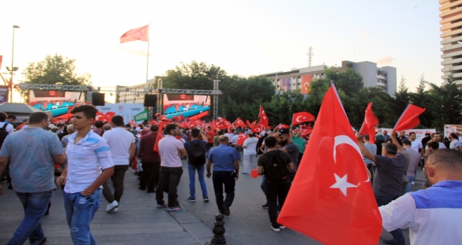 Vatandaşlar İstanbul Emniyet Müdürlüğü Önünde Toplanmaya Başladı