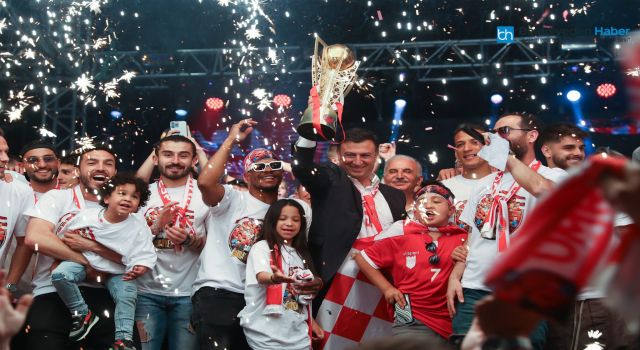ÜMRANİYESPOR ŞAMPİYONLUĞUNU TARAFTARIYLA KUTLADI