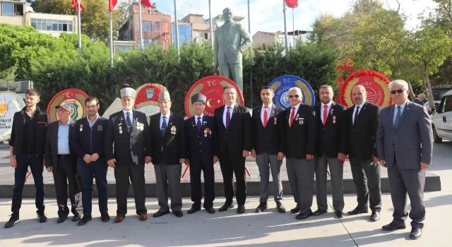 Gaziler Günü Dolayısı ile Kartal’da Atatürk Anıtı’na Çelenk Sunuldu