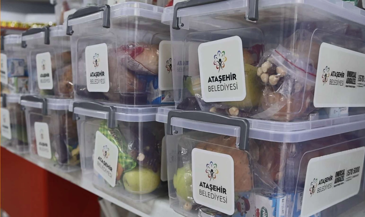 Ataşehir’de Öğrencilere Kırtasiye ve Beslenme Desteği