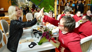 DOWN SENDROMLU GENÇLER SEDA SAYAN İLE TEBESSÜM KAHVESİ’NDE BULUŞTU