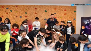 Çocuklar 23 Nisan'ı Şiir Yazarak Kutladı