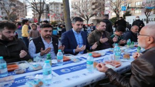 KARTAL’DA İFTAR SOFRALARI, ESKİ RAMAZAN RUHUNU YAŞATMAYA DEVAM EDİYOR