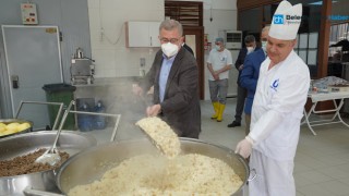 ÜSKÜDAR’DA DEV KAZANLAR RAMAZAN AYINDA DA 30 BİN KİŞİYE SICAK YEMEK İÇİN KAYNIYOR