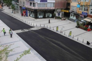 HÜRRİYET CADDESİ’NİN TRAFİĞE AÇILMASI İÇİN BELEDİYE EKİPLERİNDEN YOĞUN MESAİ