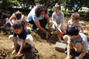KARTAL BELEDİYESİ KREŞ ÖĞRENCİLERİNİN İLK FİDELERİ TOPRAKLA BULUŞTU