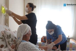 KARTAL BELEDİYESİ, ‘EVDE ÜCRETSİZ SAĞLIK HİZMETİ’ İLE SOSYAL BELEDİYECİLİKTE ÖRNEK OLUYOR