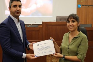 KARTALLI KADINLAR, ‘AİLE OKULU’ EĞİTİM SERTİFİKALARINI, BAŞKAN GÖKHAN YÜKSEL’İN ELİNDEN ALDI