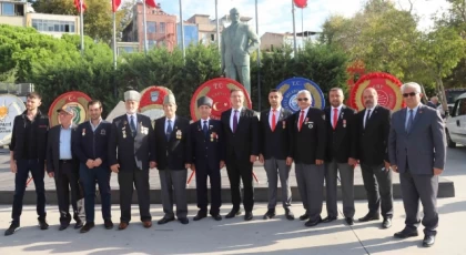 Gaziler Günü Dolayısı ile Kartal’da Atatürk Anıtı’na Çelenk Sunuldu