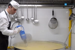 Tuzla’da Aşevinde Pişen Sıcak Yemekler, İhtiyaç Sahibi Ailelere Ulaşıyor