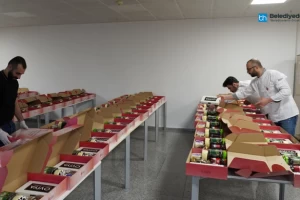 Ümraniye Belediyesi Her Gün Gönül Sofrasını Evlerde Kuruyor