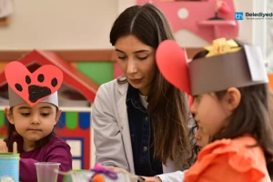 Açem’li Minikler Sokak Hayvanları İçin Mama Ve Su Kabı Yaptılar