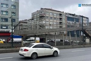 Kamyon Çarpan Üst Geçit Yenileniyor