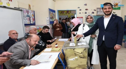Bağcılar Belediye Başkanı Abdullah Özdemir, eşiyle birlikte oy kullandı