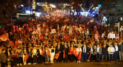 Cumhuriyet’in 100. Yılında Kartal Kırmızı Beyaza Boyandı, Vatandaşlar Sel Olup Aktı